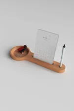 cw-13-426 – doğal ahşap standlı masa takvimi